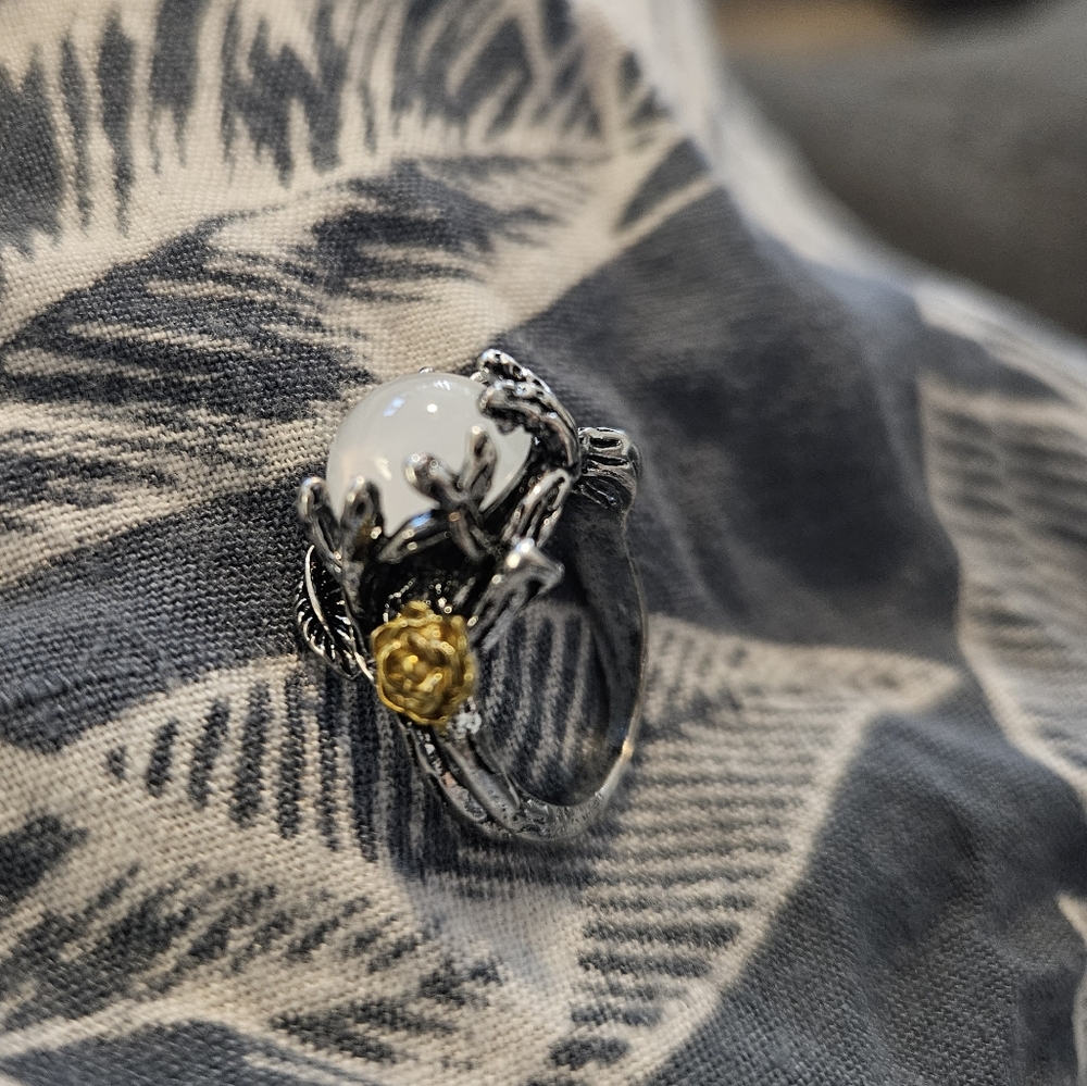 Beautiful ring - Picture 3 of 7